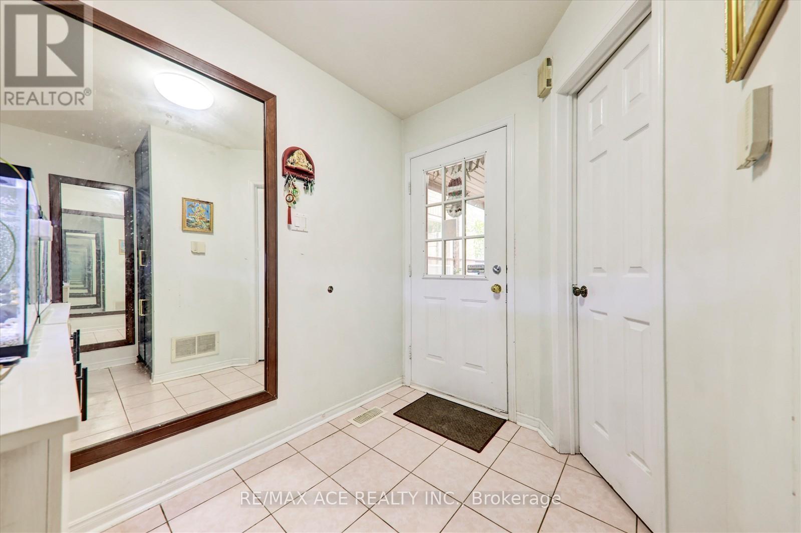 17 Kenborough Court, Markham, Ontario  L3S 3P3 - Photo 7 - N12317271