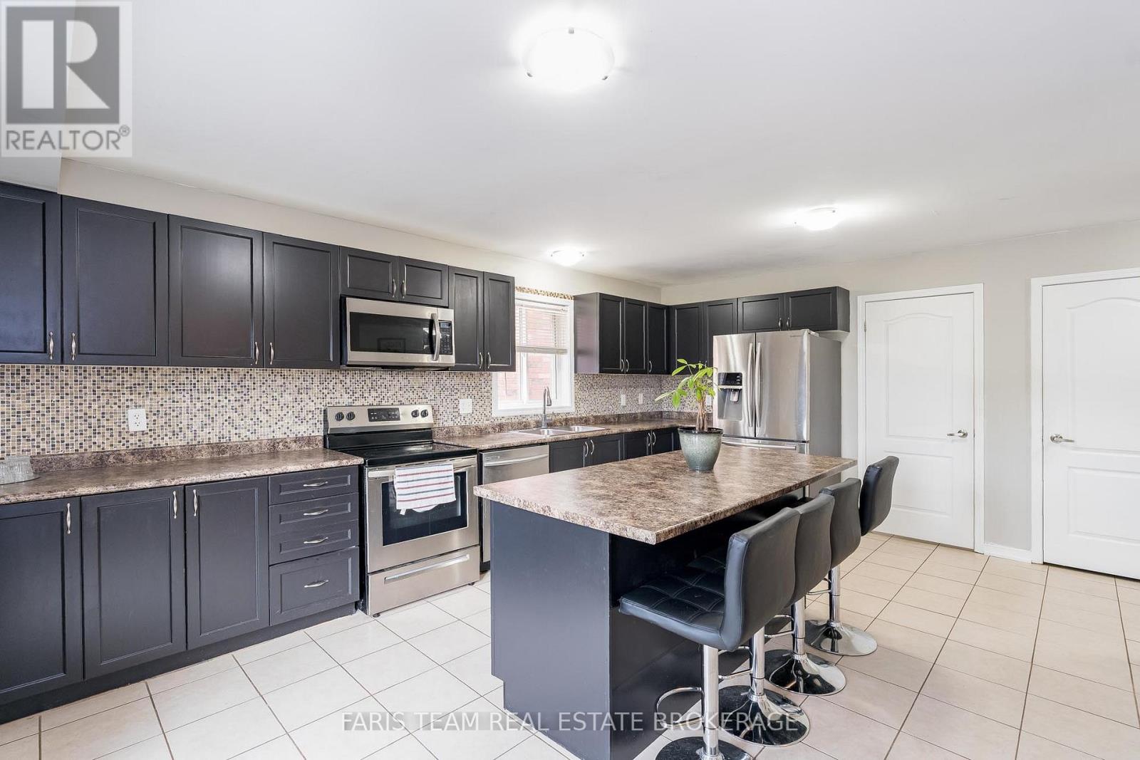 Property at 1373 HUNTER STREET image 4