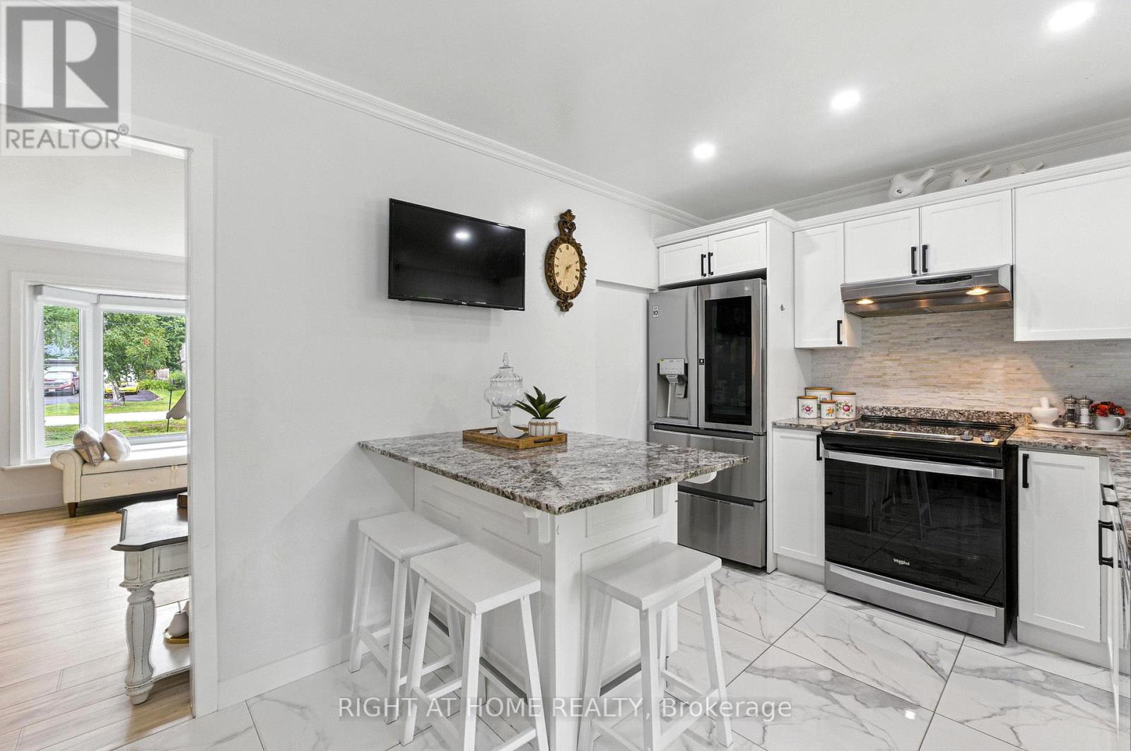 1129 Lindy Lane, Innisfil, Ontario  L0L 1R0 - Photo 10 - N12317357
