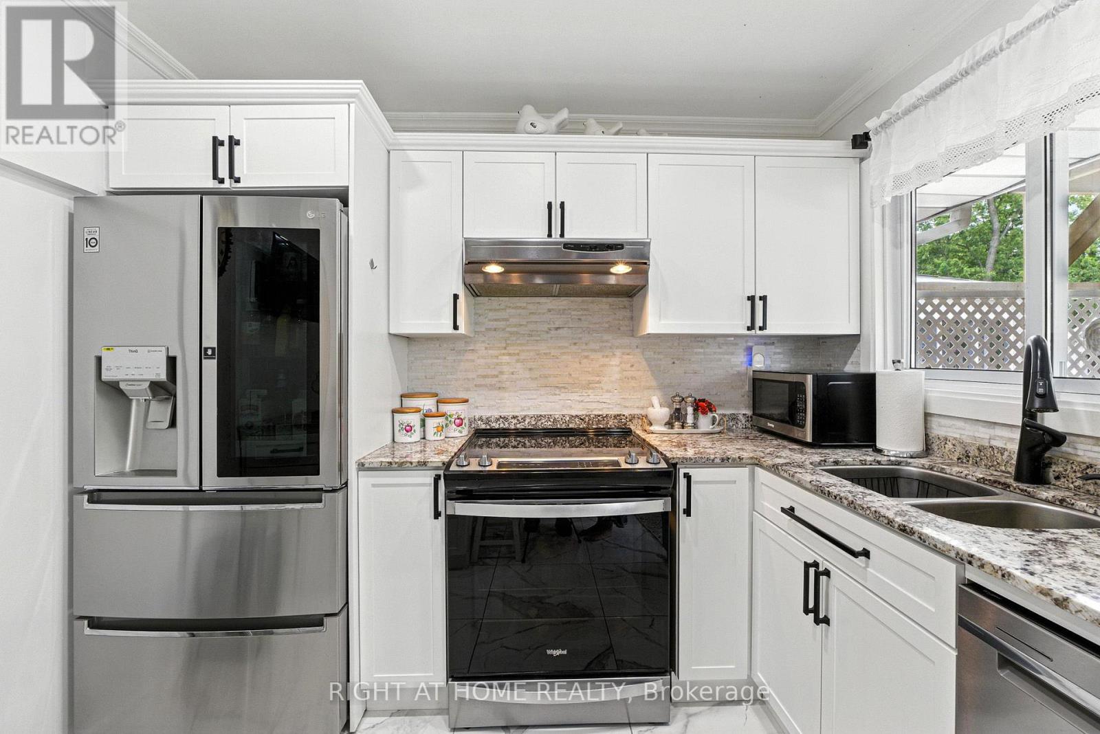 1129 Lindy Lane, Innisfil, Ontario  L0L 1R0 - Photo 9 - N12317357