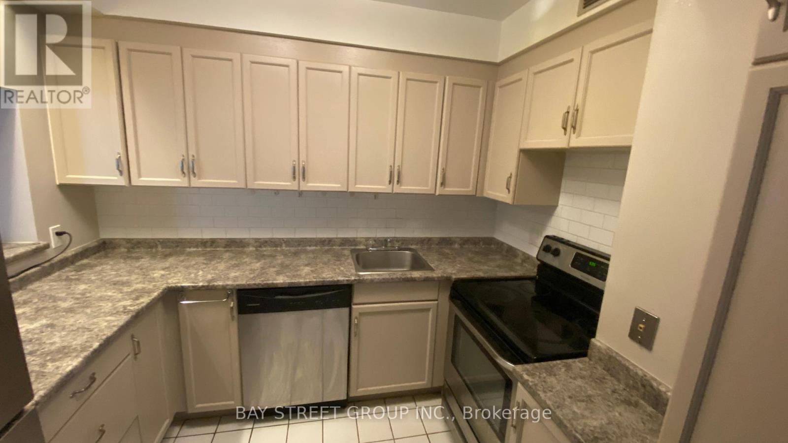 902 - 284 Bloor Street W, Toronto, Ontario  M5S 3B8 - Photo 3 - C12281058