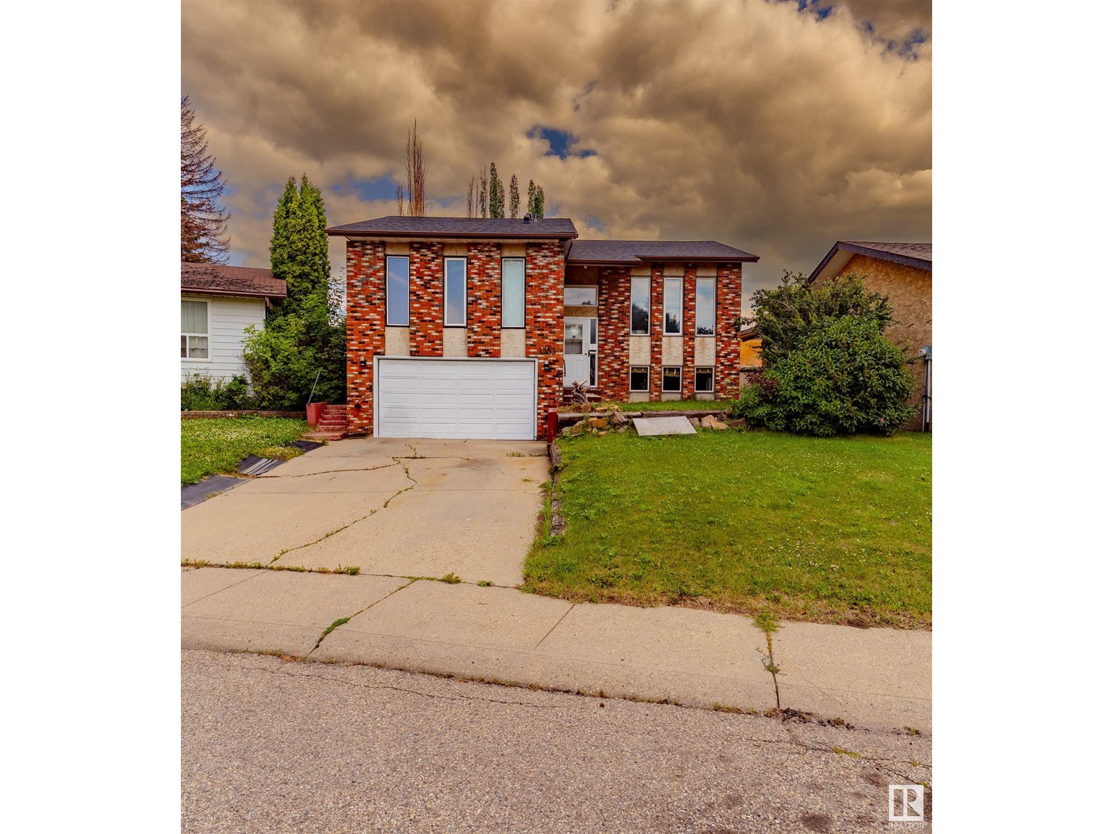 1353 39 St Nw, Edmonton, Alberta  T6L 2M6 - Photo 1 - E4450519