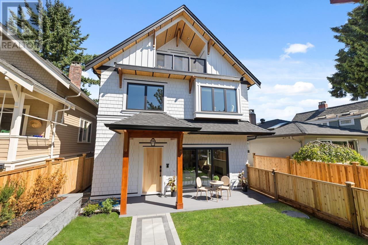 1 2247 Parker Street, Vancouver, British Columbia  V5L 2L8 - Photo 2 - R3032421