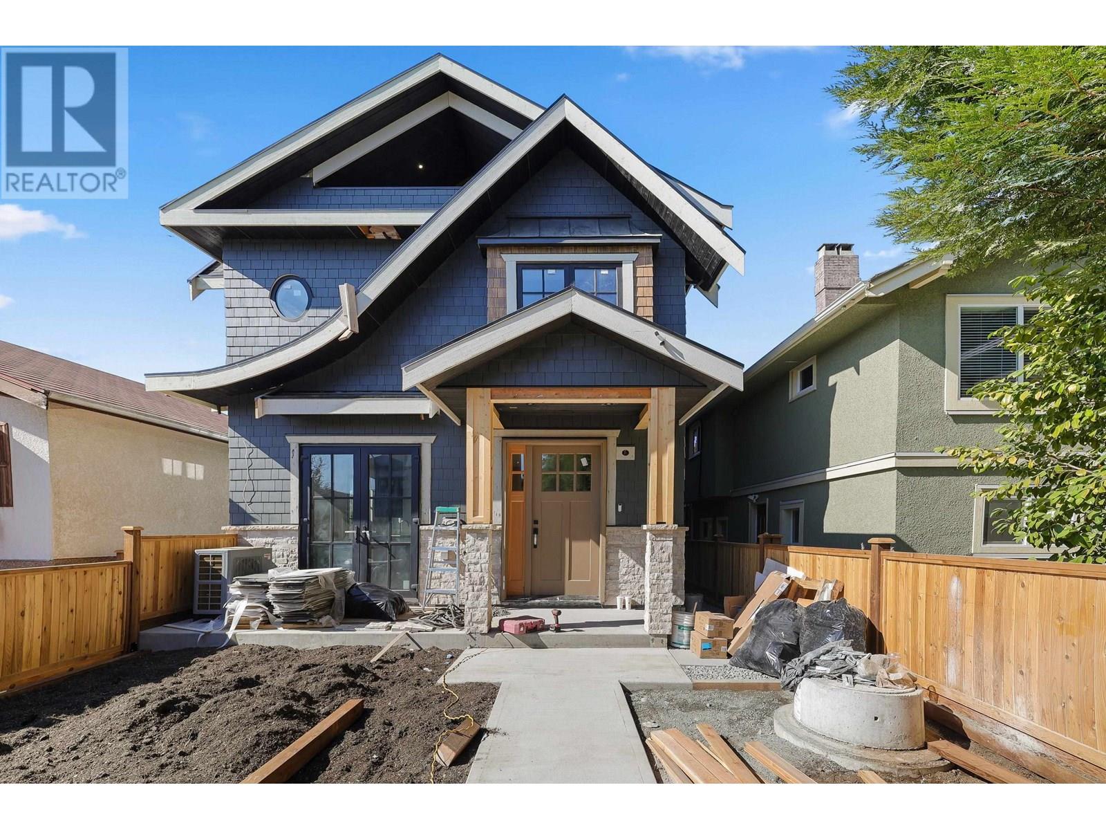 1 2565 DUNDAS STREET, Vancouver, British Columbia