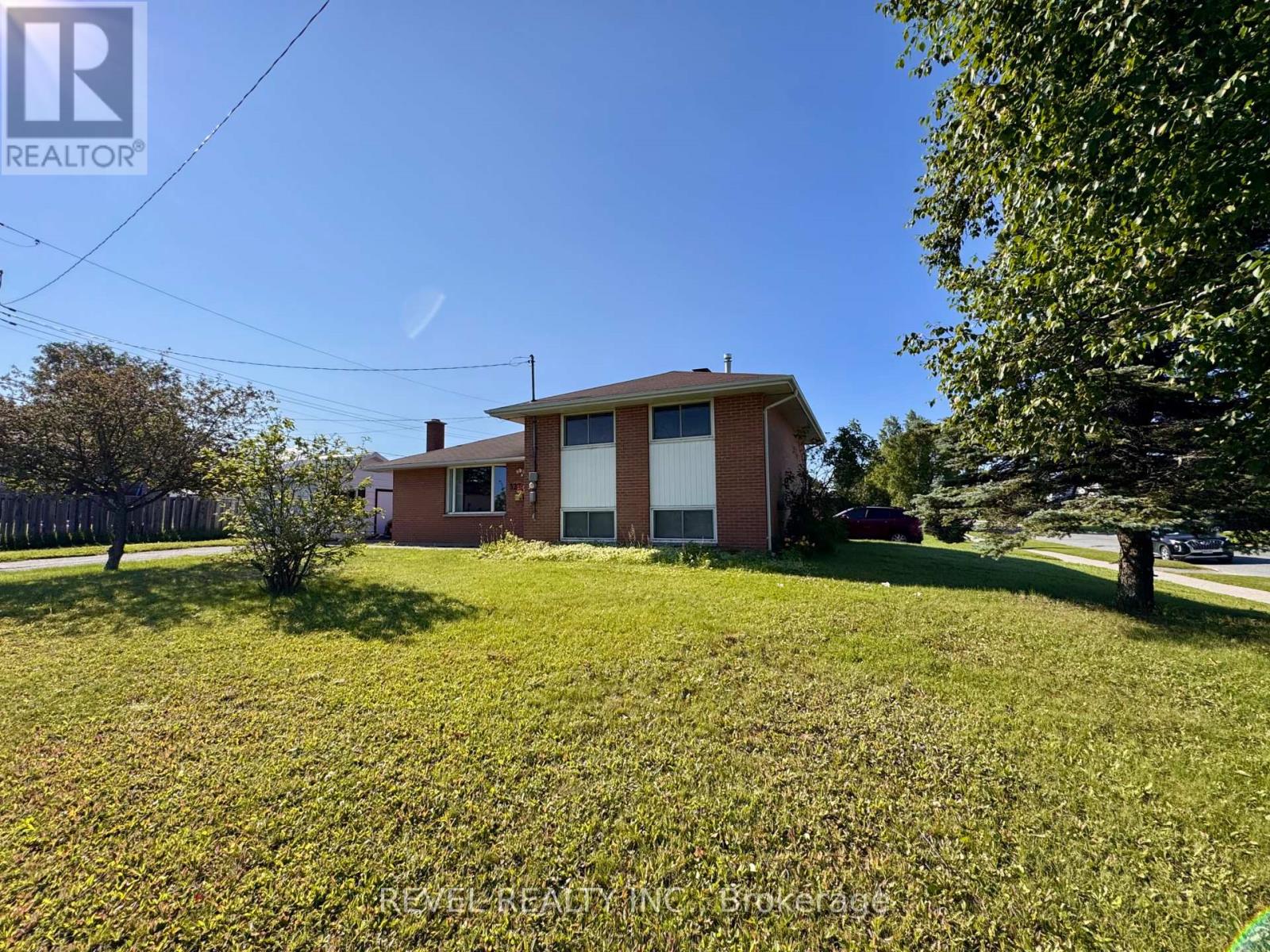 Property at 327 VICTORIA AVENUE image 2