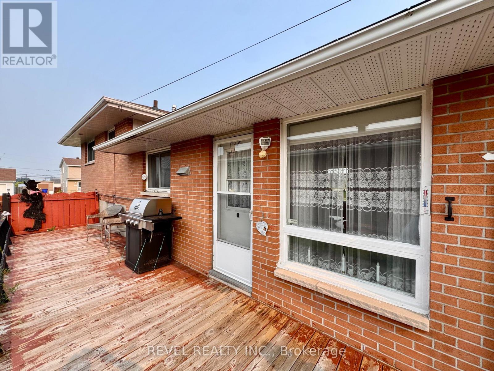 Property at 327 VICTORIA AVENUE image 4