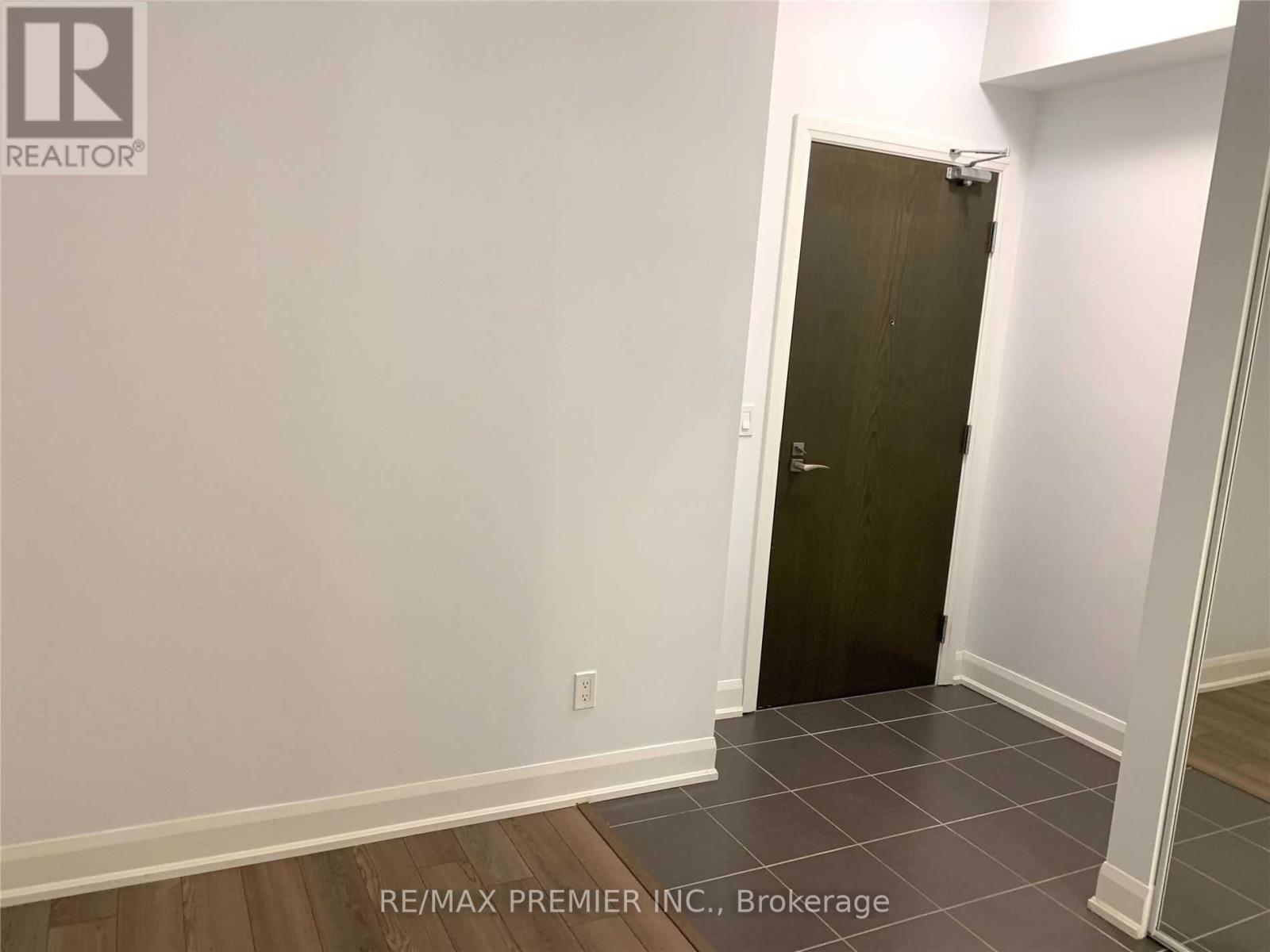 1201 - 2910 Highway 7 Road W, Vaughan, Ontario  L4K 0G3 - Photo 2 - N12317369