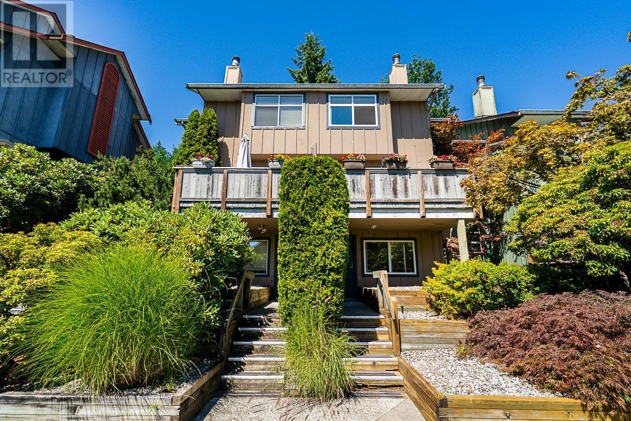 34 900 W 17TH STREET, North Vancouver, British Columbia