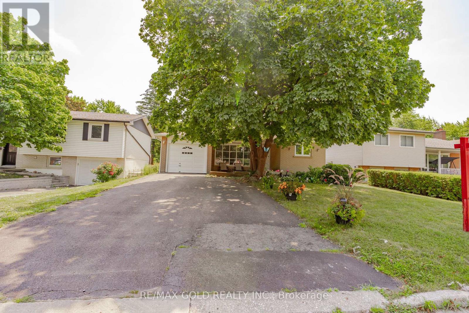 16 Drury Crescent, Brampton, Ontario  L6T 1L2 - Photo 3 - W12316966