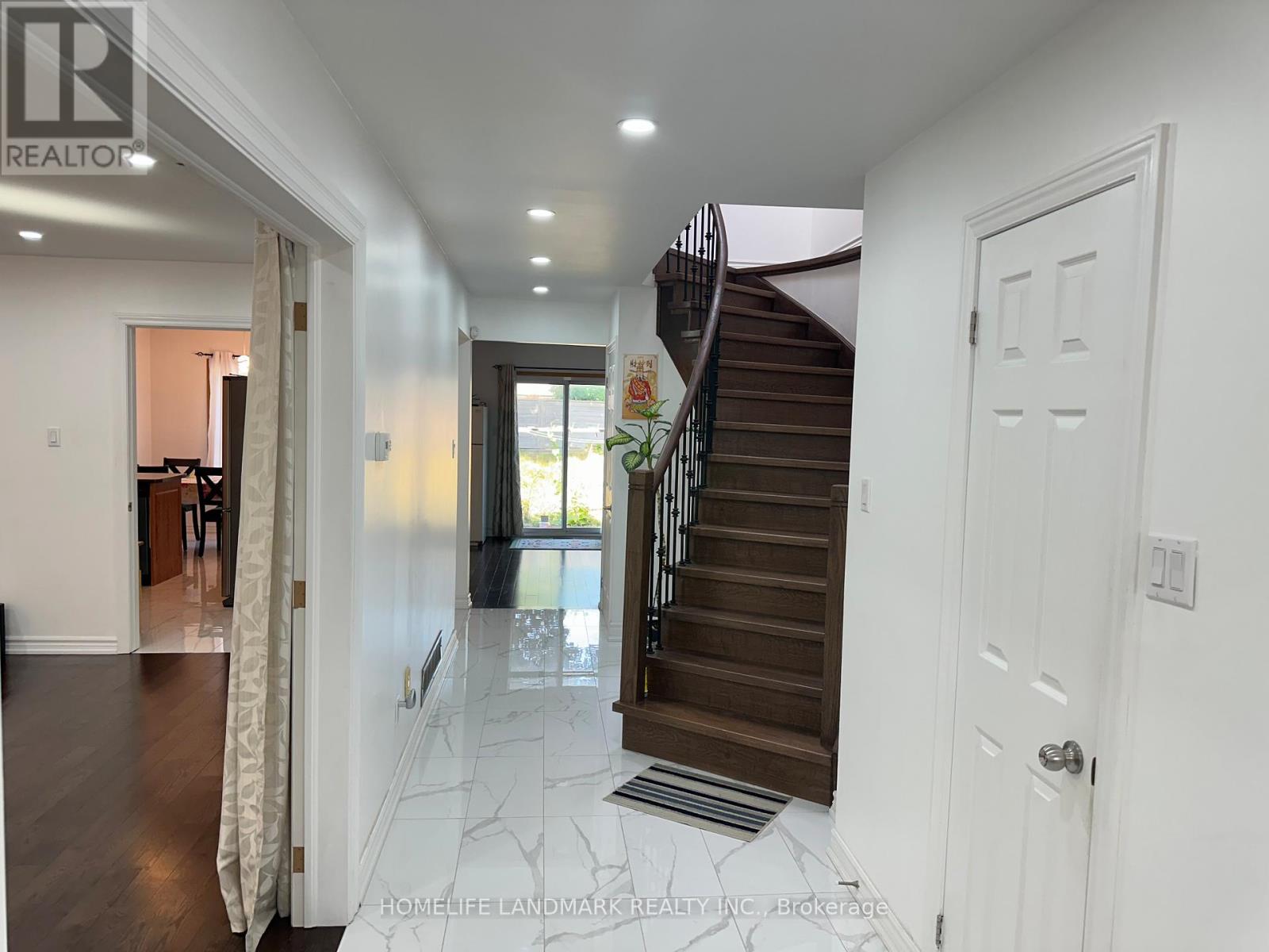 Property at 49 ROXANNE CRESCENT image 3
