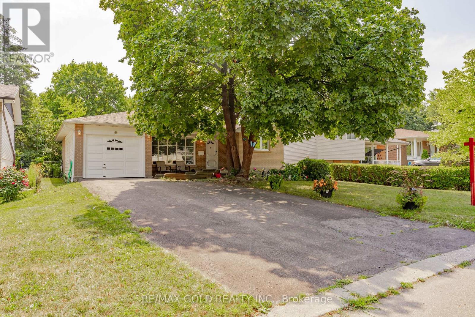16 Drury Crescent, Brampton, Ontario  L6T 1L2 - Photo 1 - W12316966