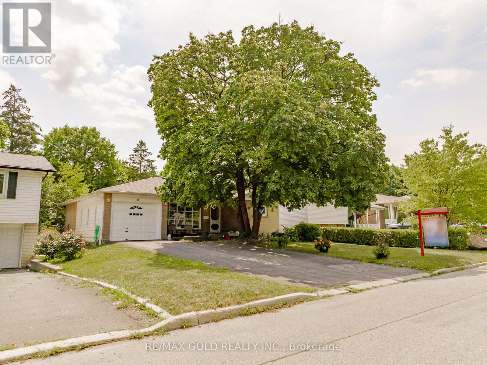 16 Drury Crescent, Brampton, Ontario  L6T 1L2 - Photo 2 - W12316966