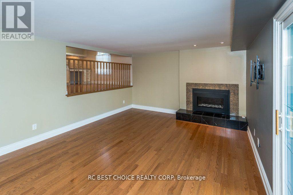 11 Emily Carr Street, Markham, Ontario  L3R 2K3 - Photo 12 - N12317469