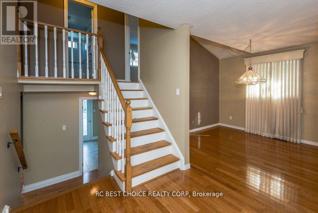 11 Emily Carr Street, Markham, Ontario  L3R 2K3 - Photo 6 - N12317469