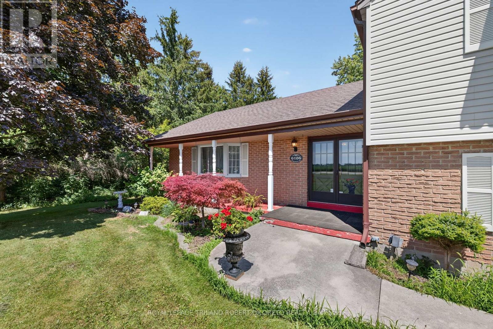 6186 Egremont Drive, Middlesex Centre, Ontario  N0L 1R0 - Photo 9 - X12317551