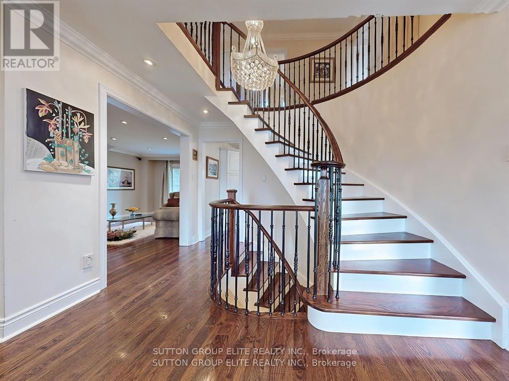 1534 Carrington Road, Mississauga, Ontario  L5M 2K1 - Photo 2 - W12317519