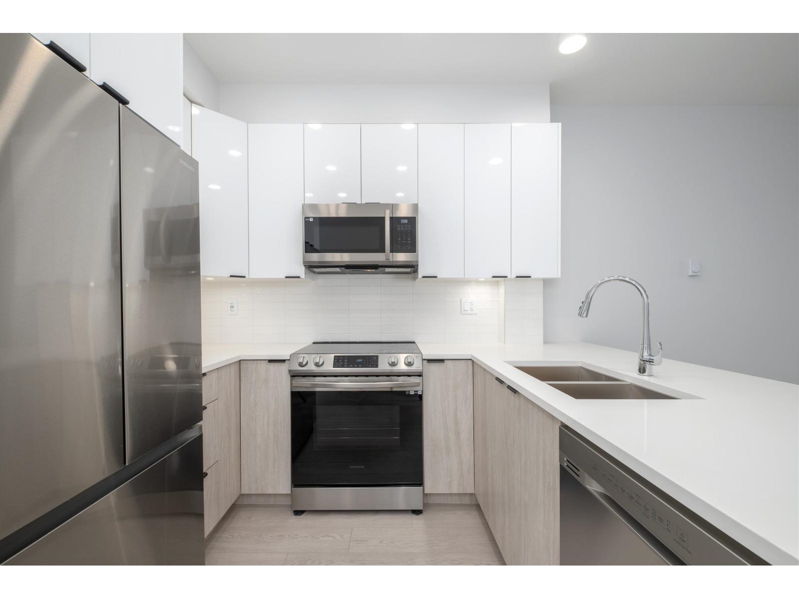 212 20360 LOGAN AVENUE, langley, British Columbia