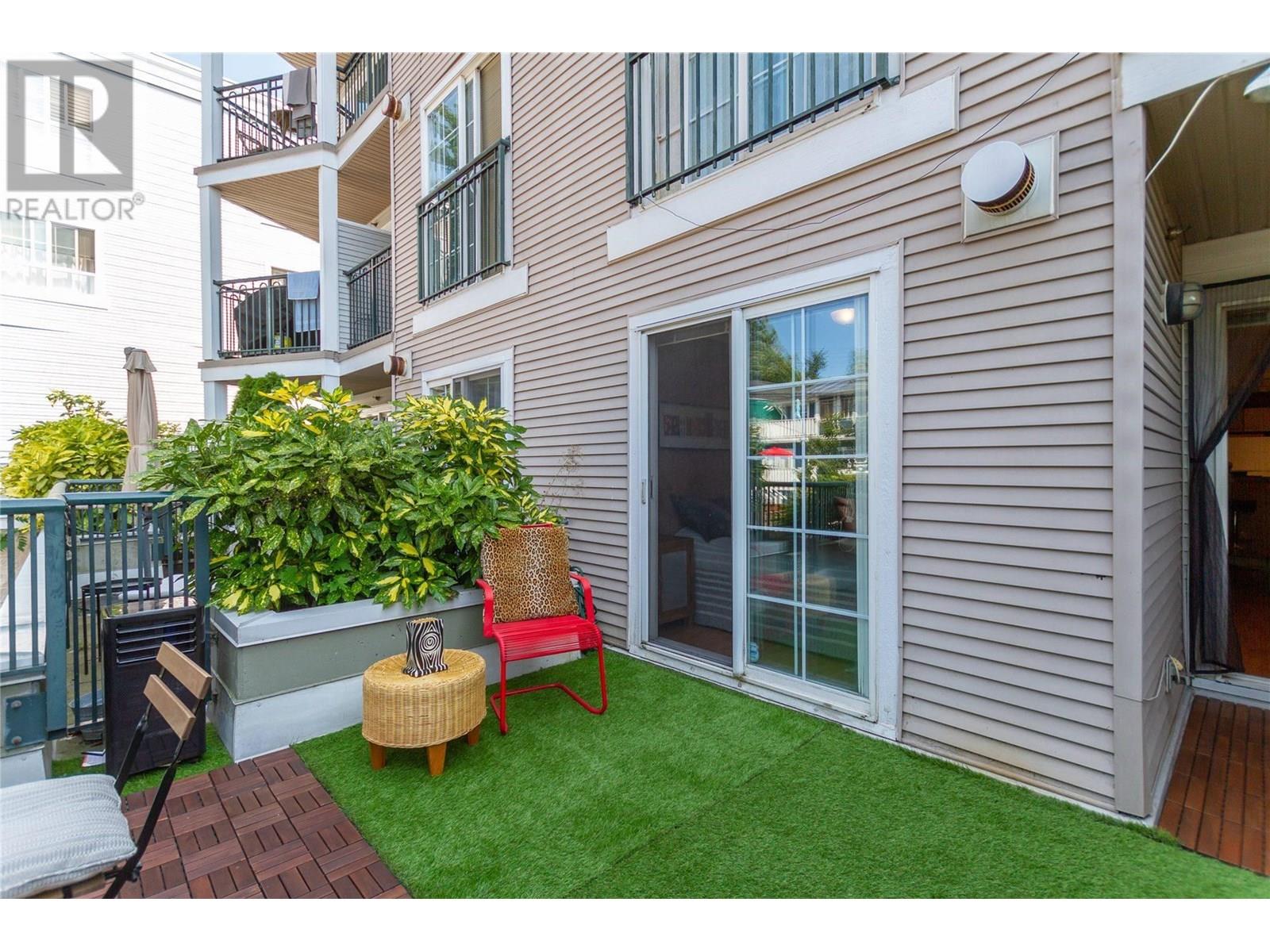 210 1989 Dunbar Street, Vancouver, British Columbia  V6R 4R5 - Photo 3 - R3031272