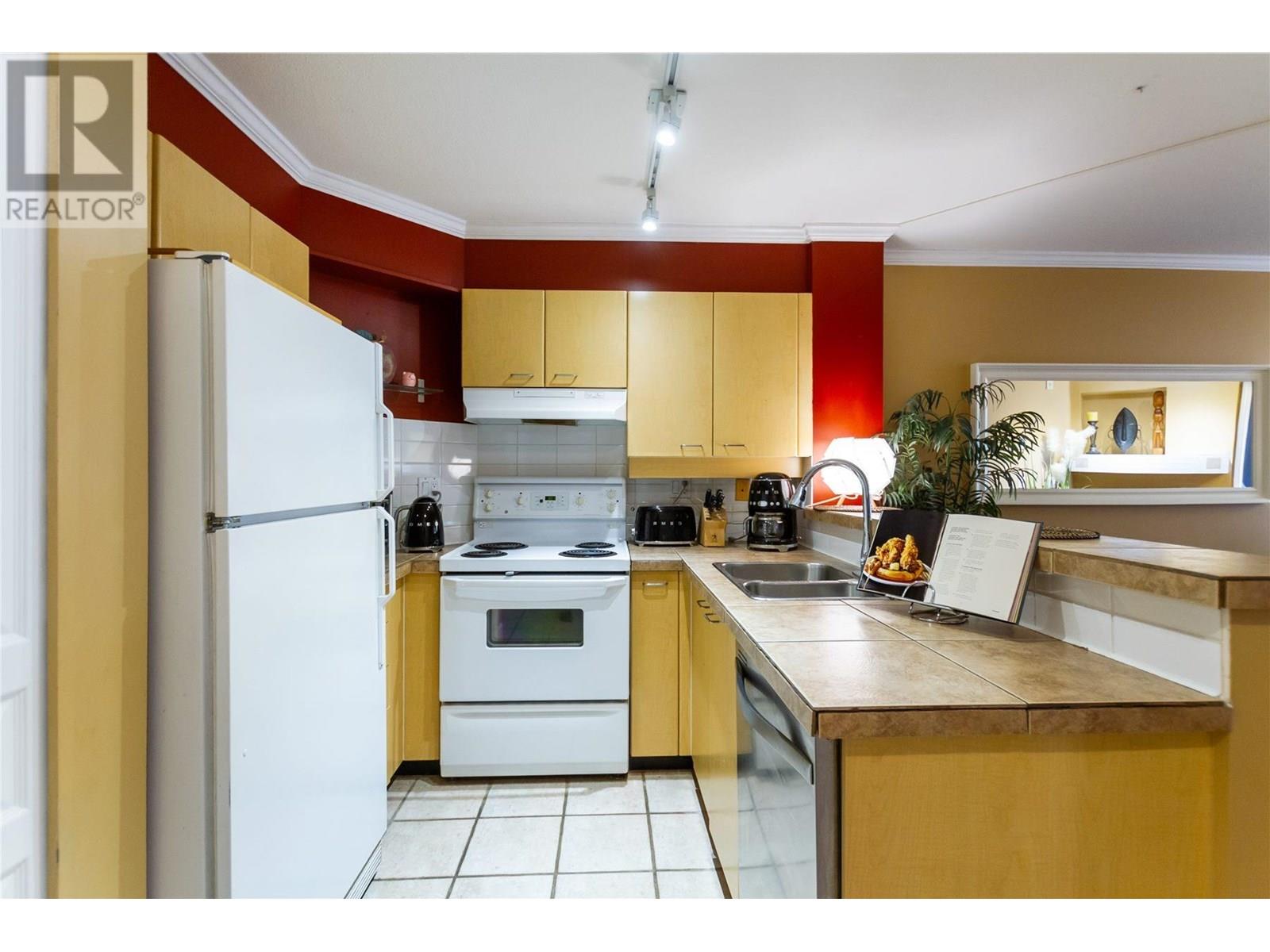 210 1989 Dunbar Street, Vancouver, British Columbia  V6R 4R5 - Photo 11 - R3031272
