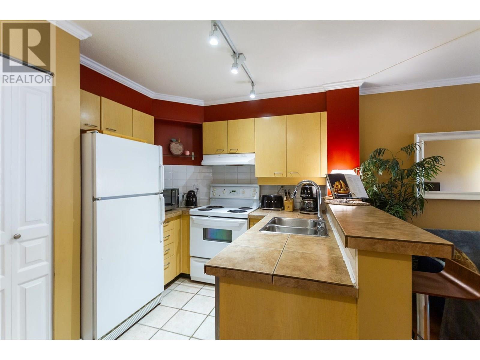 210 1989 Dunbar Street, Vancouver, British Columbia  V6R 4R5 - Photo 10 - R3031272