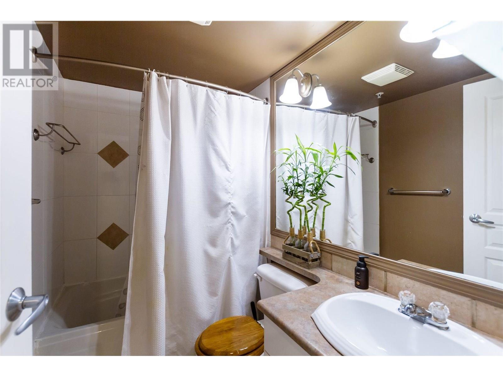 210 1989 Dunbar Street, Vancouver, British Columbia  V6R 4R5 - Photo 14 - R3031272