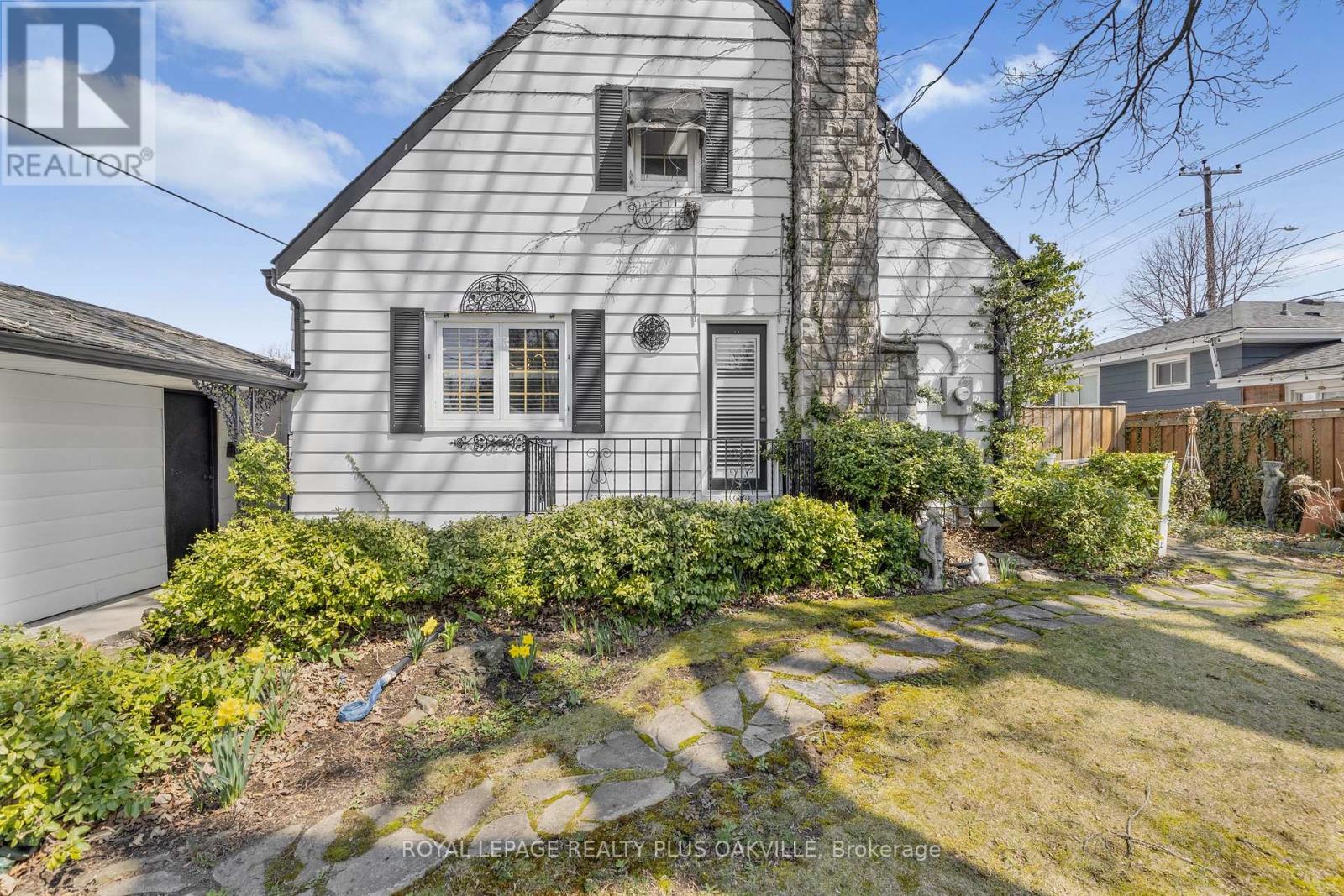 2 Westcliffe Avenue, Hamilton, Ontario  L9C 1K2 - Photo 3 - X12317568