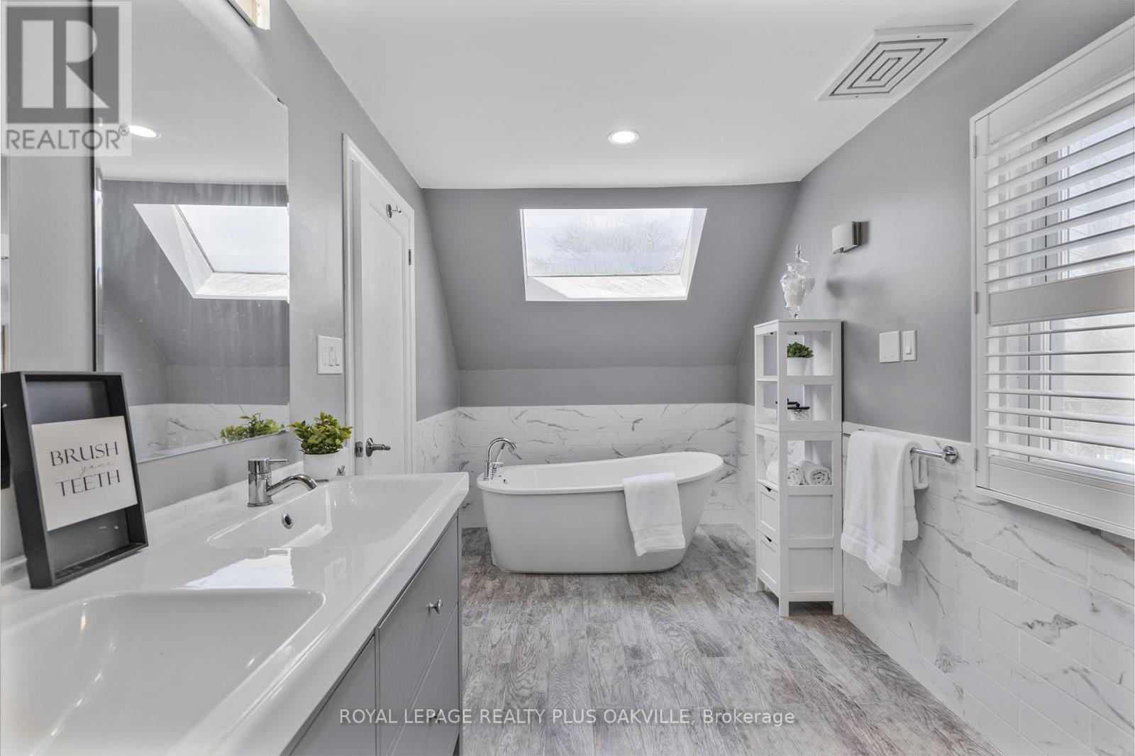 2 Westcliffe Avenue, Hamilton, Ontario  L9C 1K2 - Photo 36 - X12317568