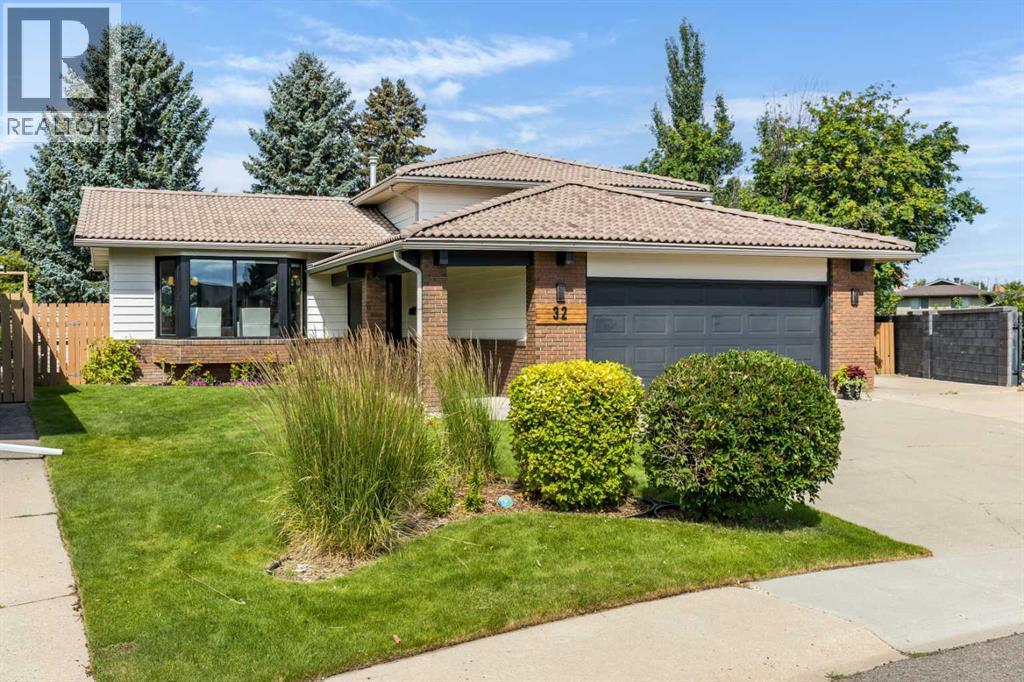 Property at 32 Ross Heights Court SE image 2