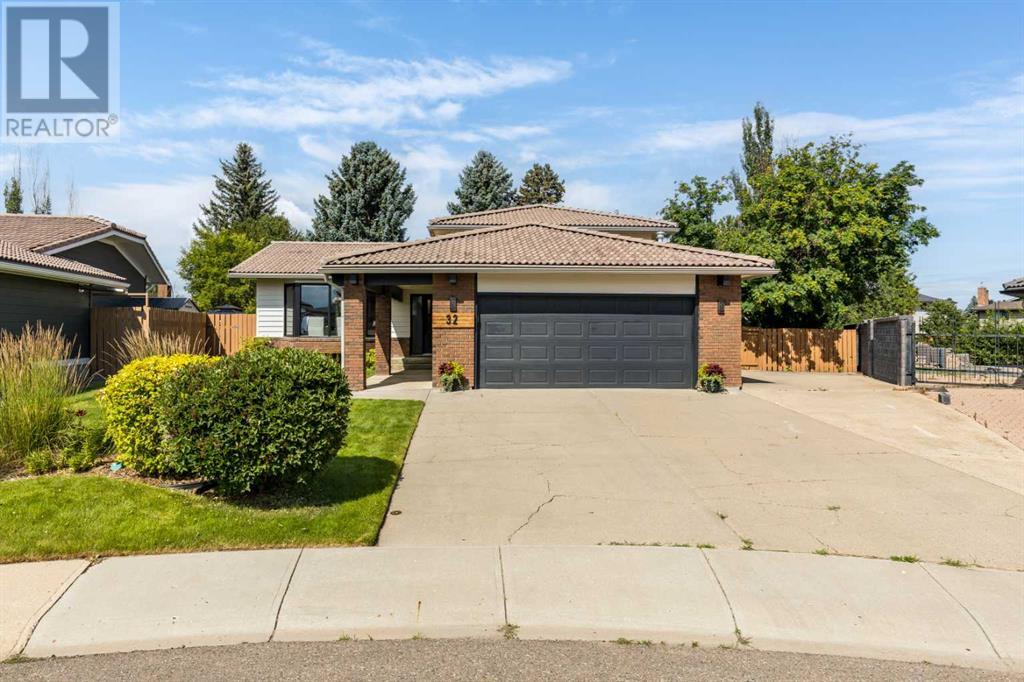 Property at 32 Ross Heights Court SE image 1