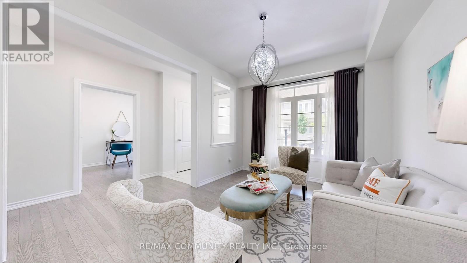 Property at 11 CLUTTERBUCK LANE NE image 4