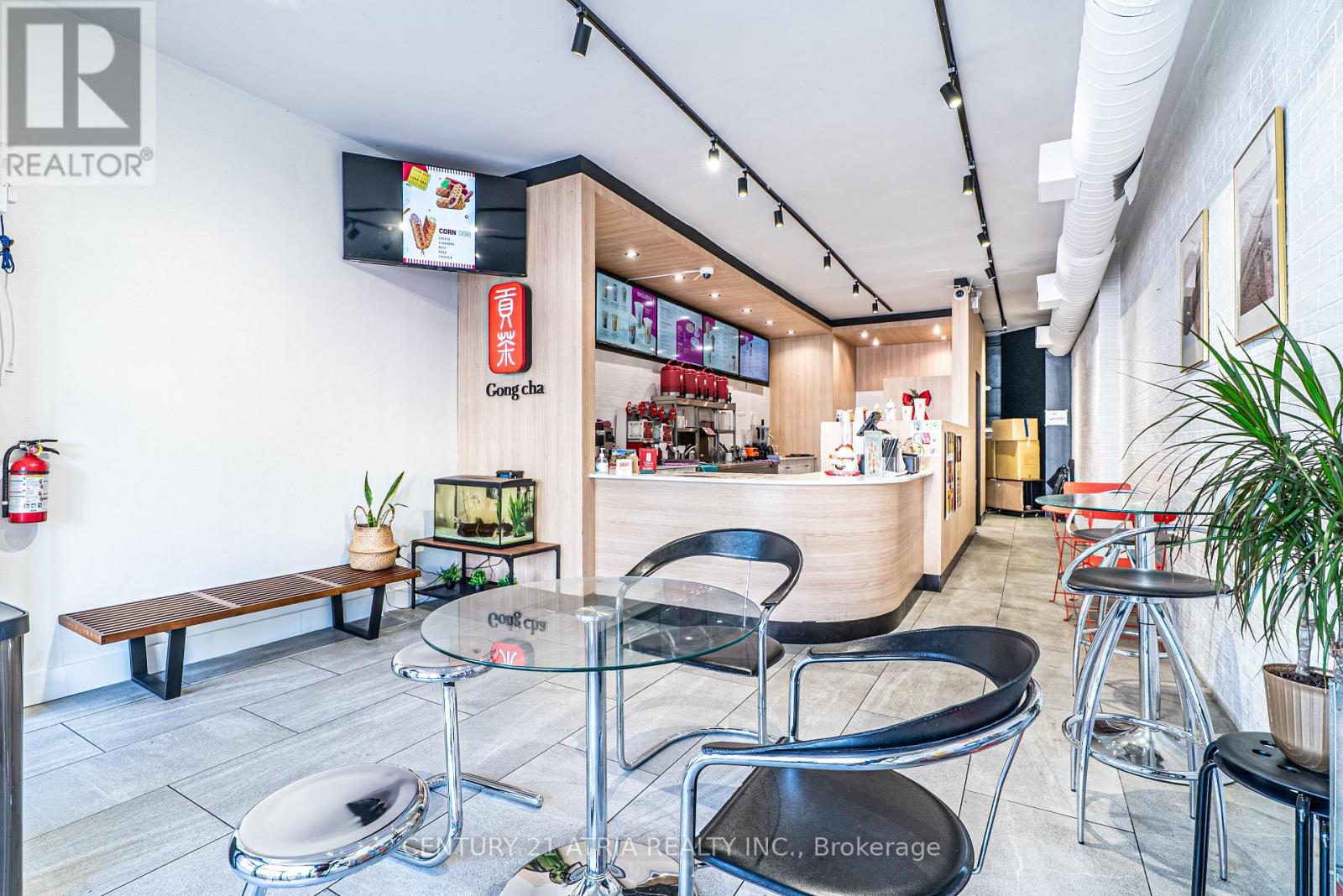 83 Lakeshore Road, Mississauga, Ontario  L5G 1C9 - Photo 6 - W12317713