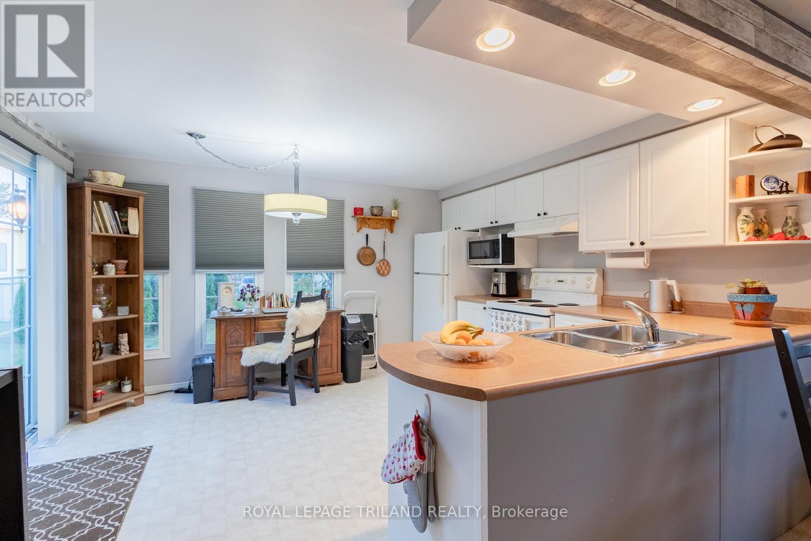 152 Pebble Beach Parkway, South Huron, Ontario  N0M 1T0 - Photo 10 - X12317832