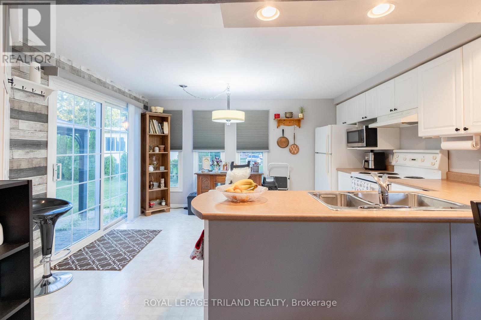 152 Pebble Beach Parkway, South Huron, Ontario  N0M 1T0 - Photo 12 - X12317832
