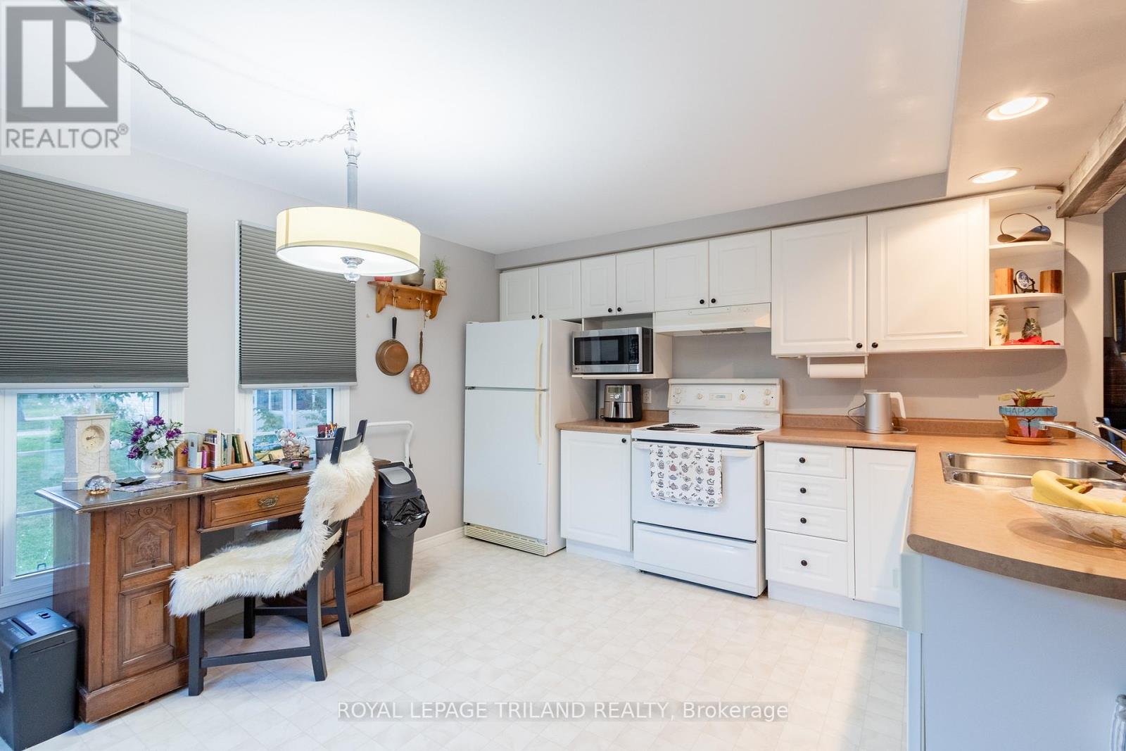 152 Pebble Beach Parkway, South Huron, Ontario  N0M 1T0 - Photo 14 - X12317832