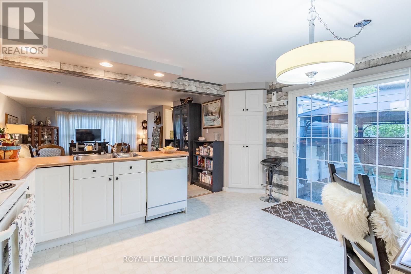 152 Pebble Beach Parkway, South Huron, Ontario  N0M 1T0 - Photo 15 - X12317832