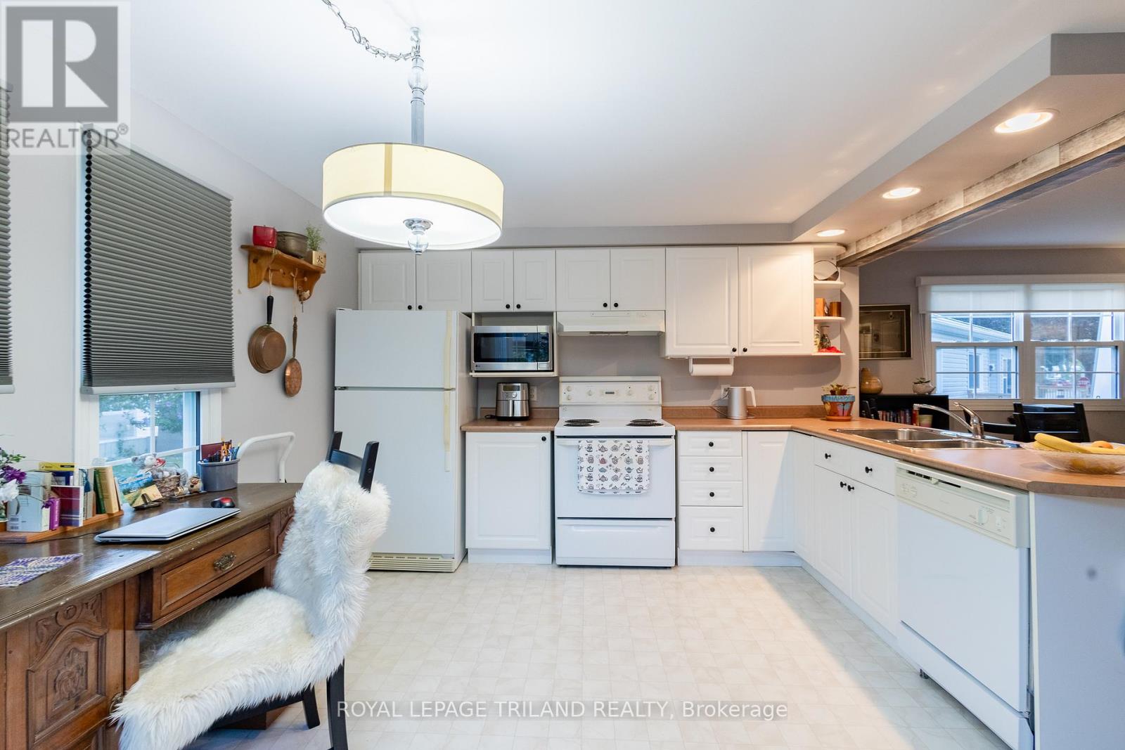 152 Pebble Beach Parkway, South Huron, Ontario  N0M 1T0 - Photo 17 - X12317832