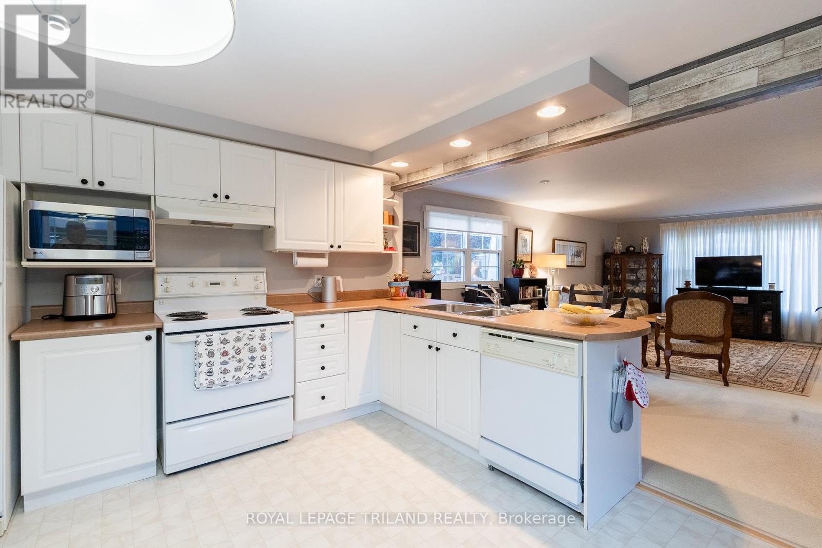 152 Pebble Beach Parkway, South Huron, Ontario  N0M 1T0 - Photo 18 - X12317832