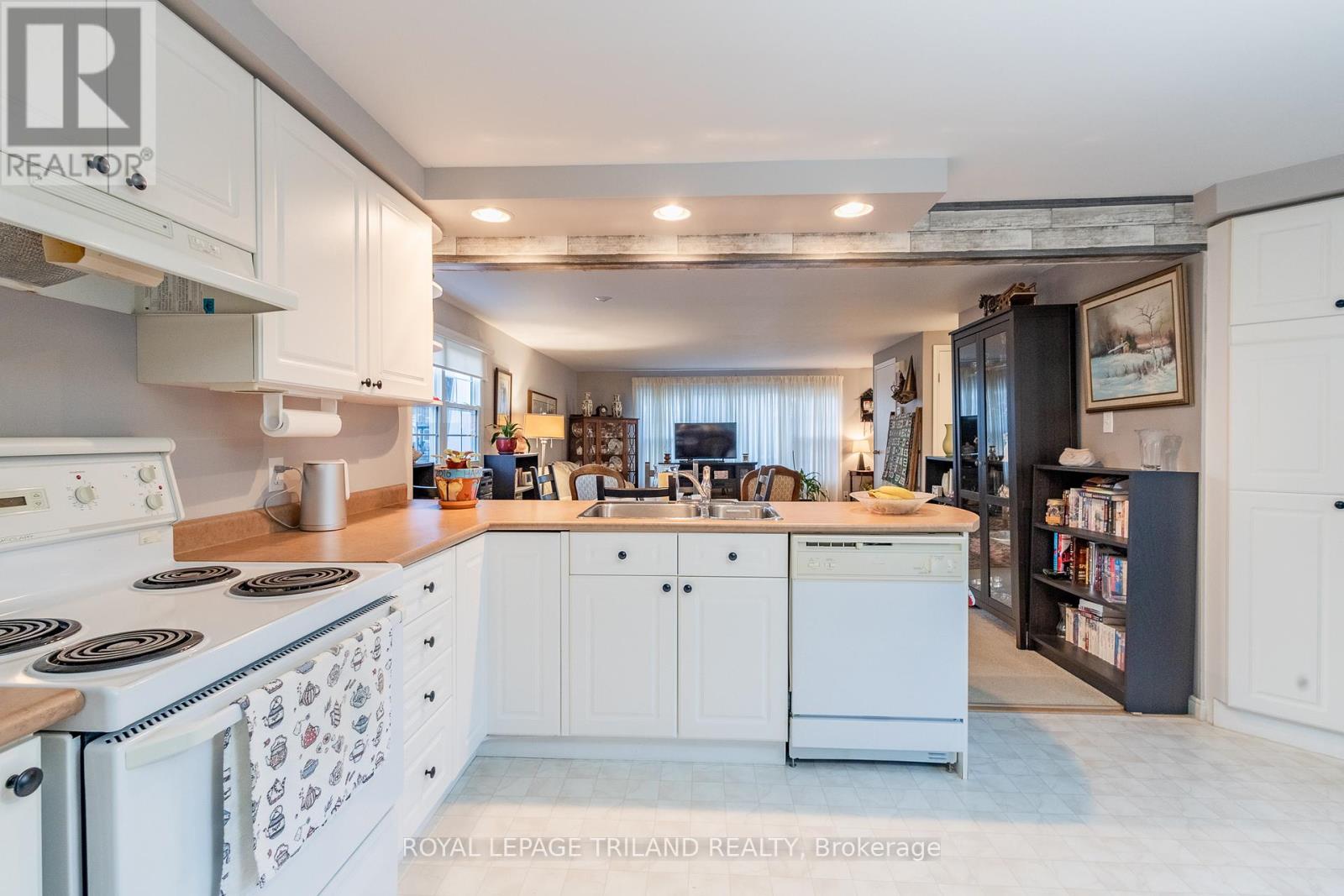 152 Pebble Beach Parkway, South Huron, Ontario  N0M 1T0 - Photo 19 - X12317832