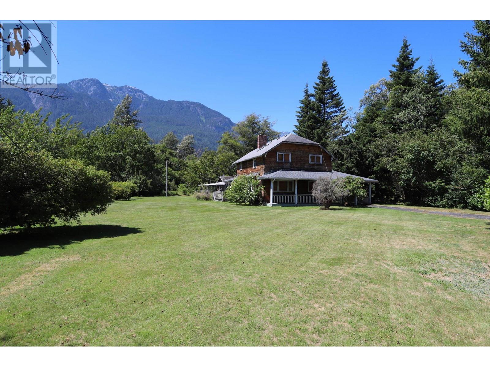 41591 Government Road, Squamish, British Columbia  V0N 1H0 - Photo 3 - C8068346