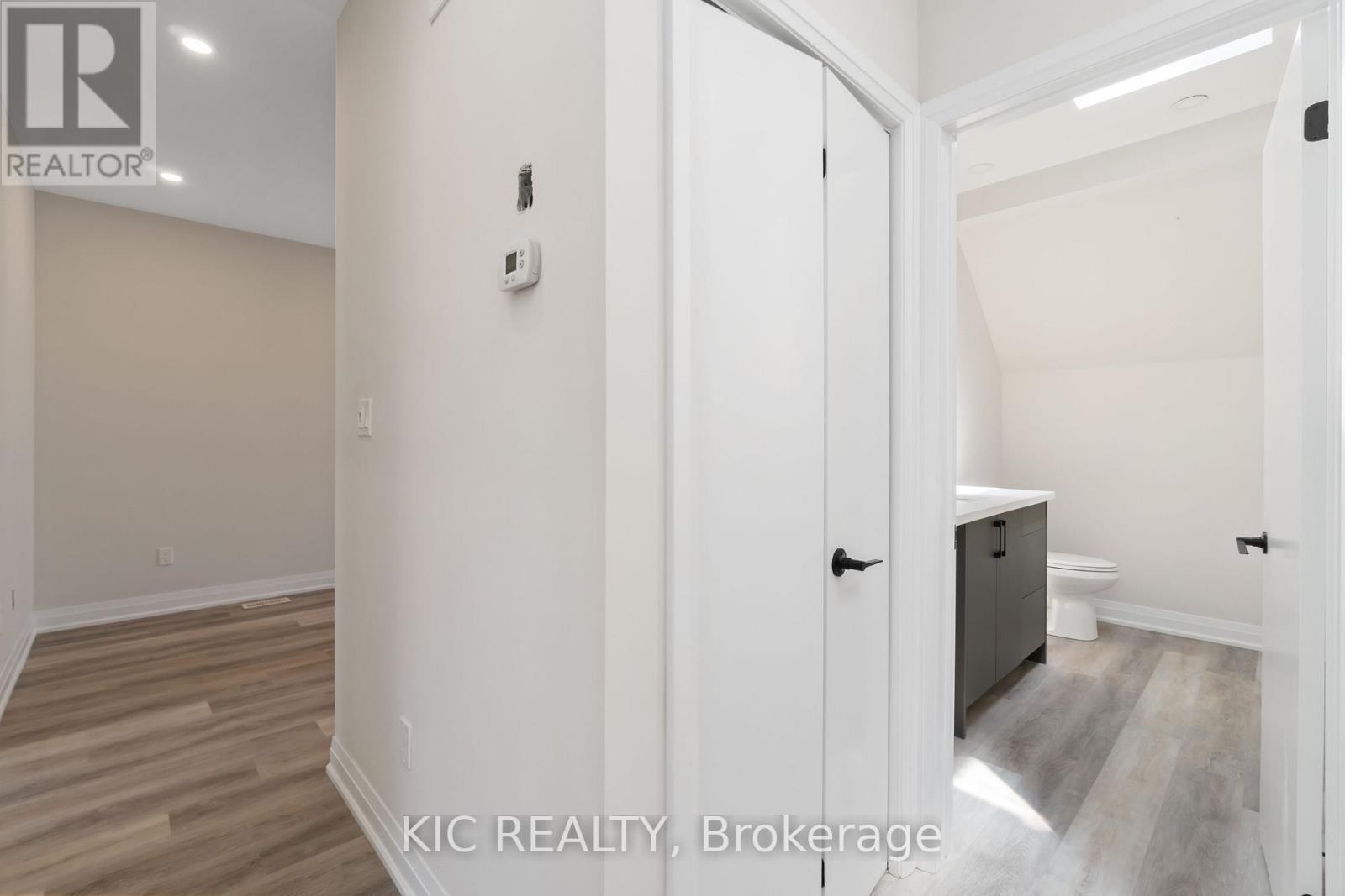 18 Somerset Avenue, Toronto, Ontario  M6H 2R4 - Photo 16 - C12317954