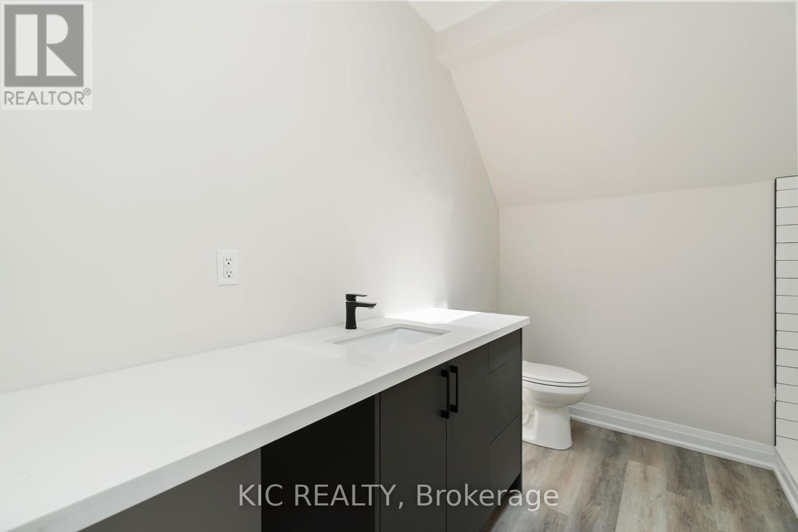 18 Somerset Avenue, Toronto, Ontario  M6H 2R4 - Photo 17 - C12317954