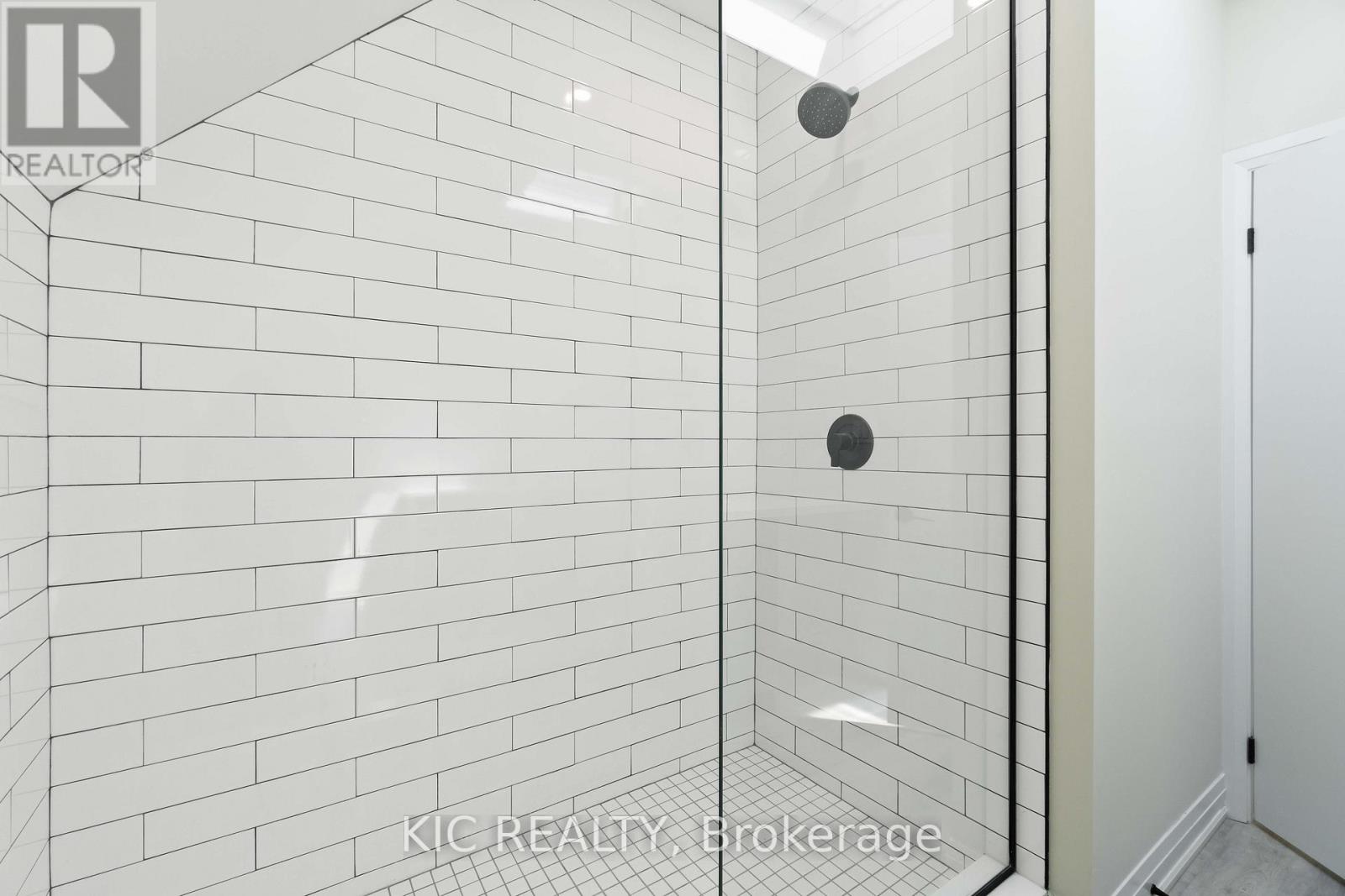 18 Somerset Avenue, Toronto, Ontario  M6H 2R4 - Photo 19 - C12317954