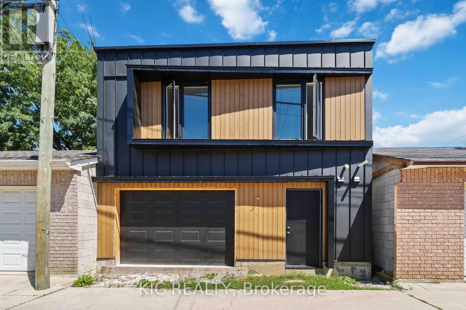 18 Somerset Avenue, Toronto, Ontario  M6H 2R4 - Photo 22 - C12317954