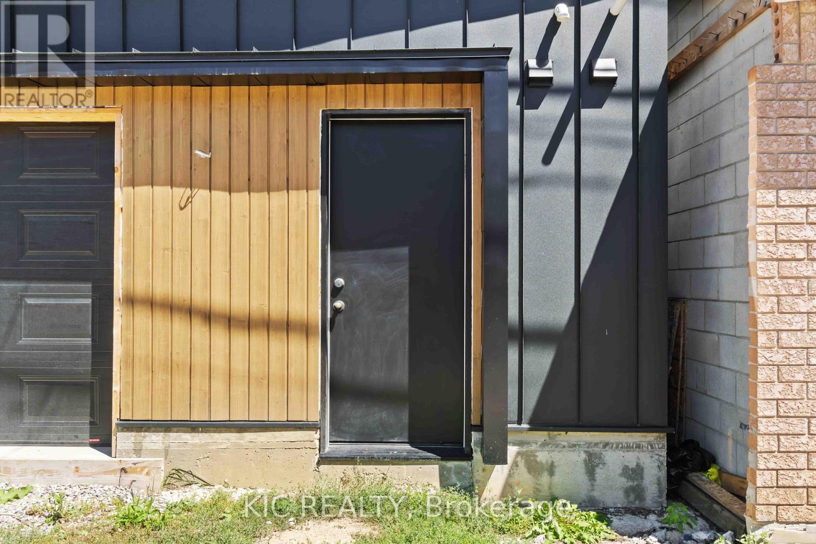 18 Somerset Avenue, Toronto, Ontario  M6H 2R4 - Photo 24 - C12317954