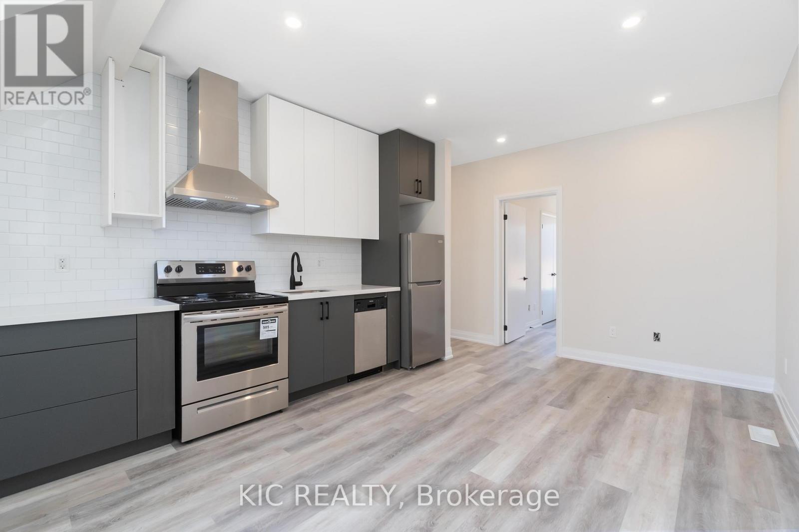 18 Somerset Avenue, Toronto, Ontario  M6H 2R4 - Photo 3 - C12317954