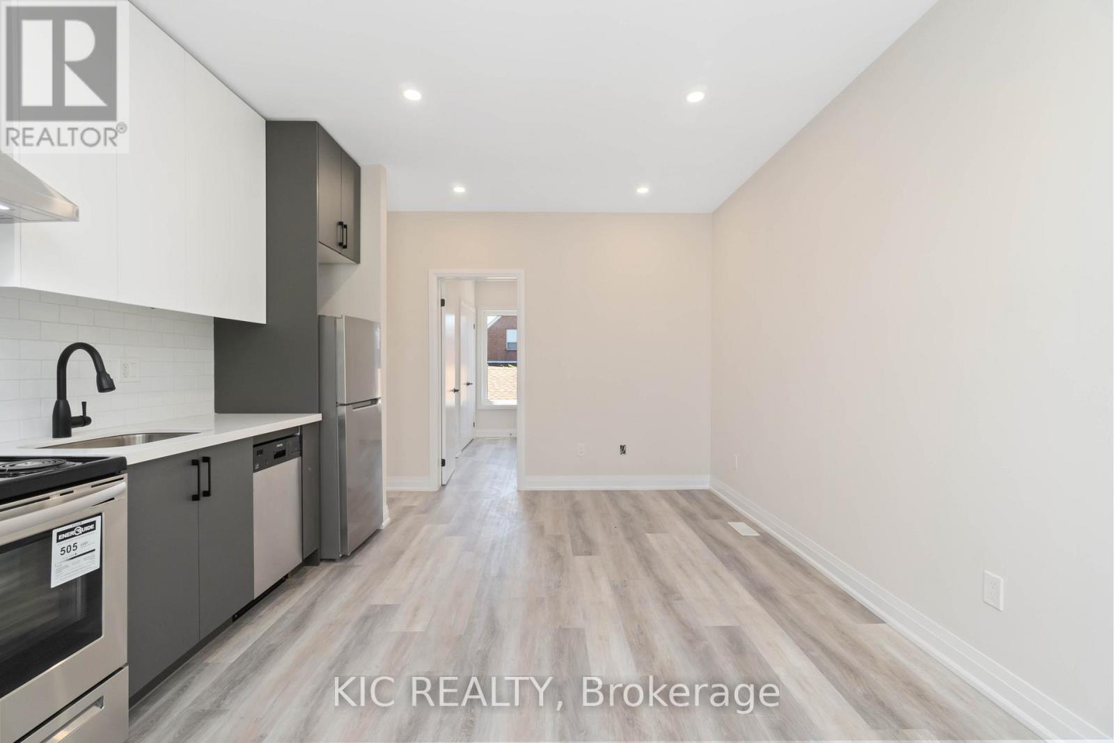 18 Somerset Avenue, Toronto, Ontario  M6H 2R4 - Photo 4 - C12317954