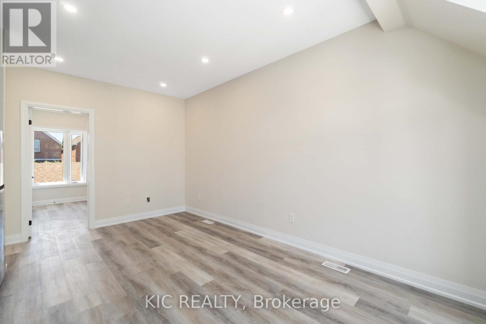 18 Somerset Avenue, Toronto, Ontario  M6H 2R4 - Photo 5 - C12317954