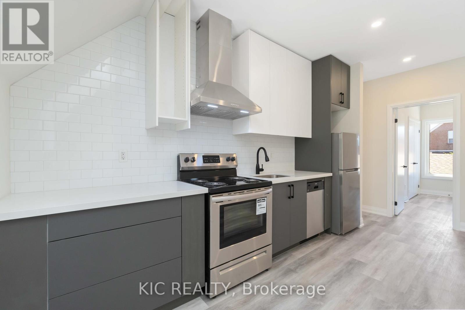 18 Somerset Avenue, Toronto, Ontario  M6H 2R4 - Photo 6 - C12317954