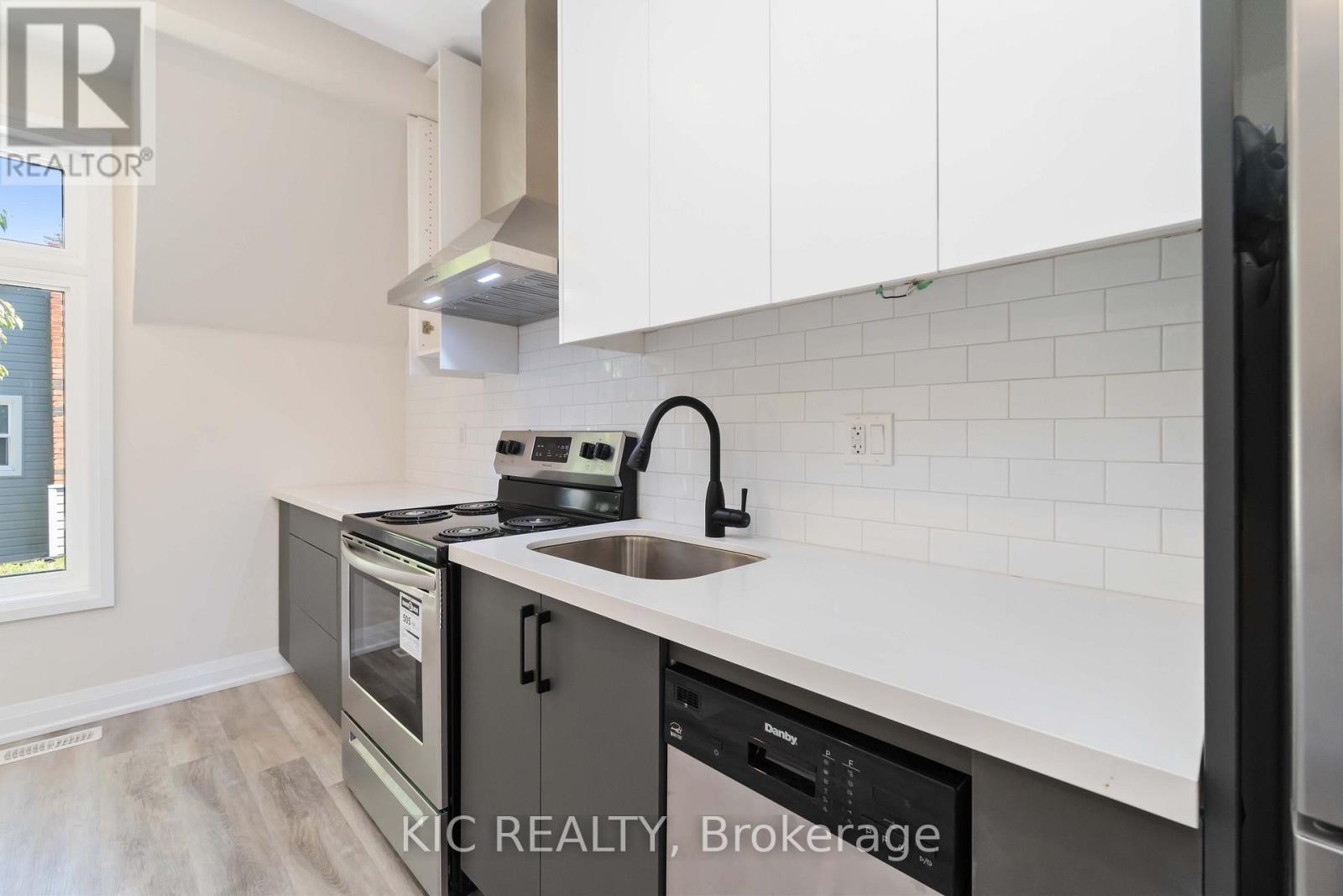 18 Somerset Avenue, Toronto, Ontario  M6H 2R4 - Photo 7 - C12317954