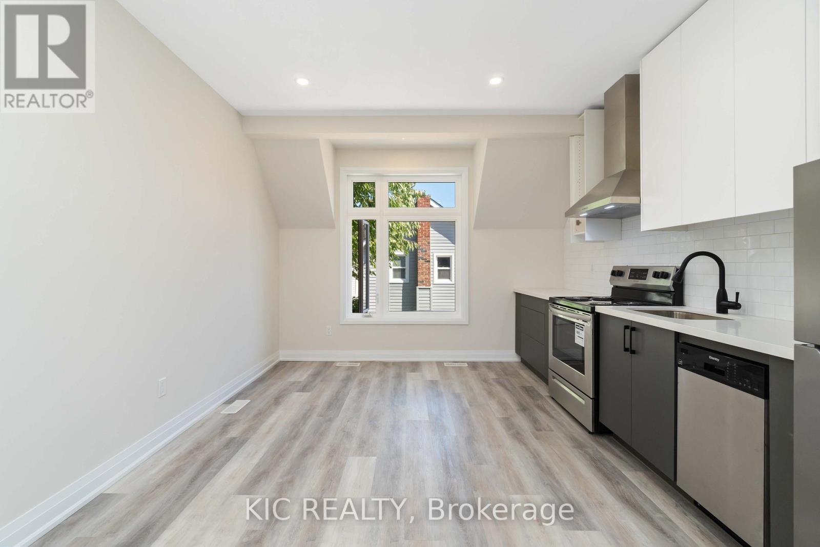 18 Somerset Avenue, Toronto, Ontario  M6H 2R4 - Photo 8 - C12317954
